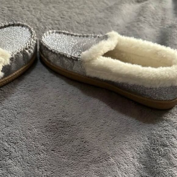 Sonoma Women’s Silver Glitter Sparkly Cozy Fur Moccasin Slippers Shoes - Picture 5 of 6